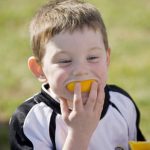 sportska-prehrana-mali-sportas-jede-narancu