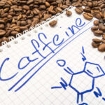 kofein u sportu, Kofein-citrat, Jitter efekt, kofein i kreatin, CYP1A2 genotip, ergogeni učinak kofeina, bezvodni kofein (anhydrous), adenozinski receptori, sportska biokemija, pre-workout nuspojave, doziranje kofeina za utakmicu